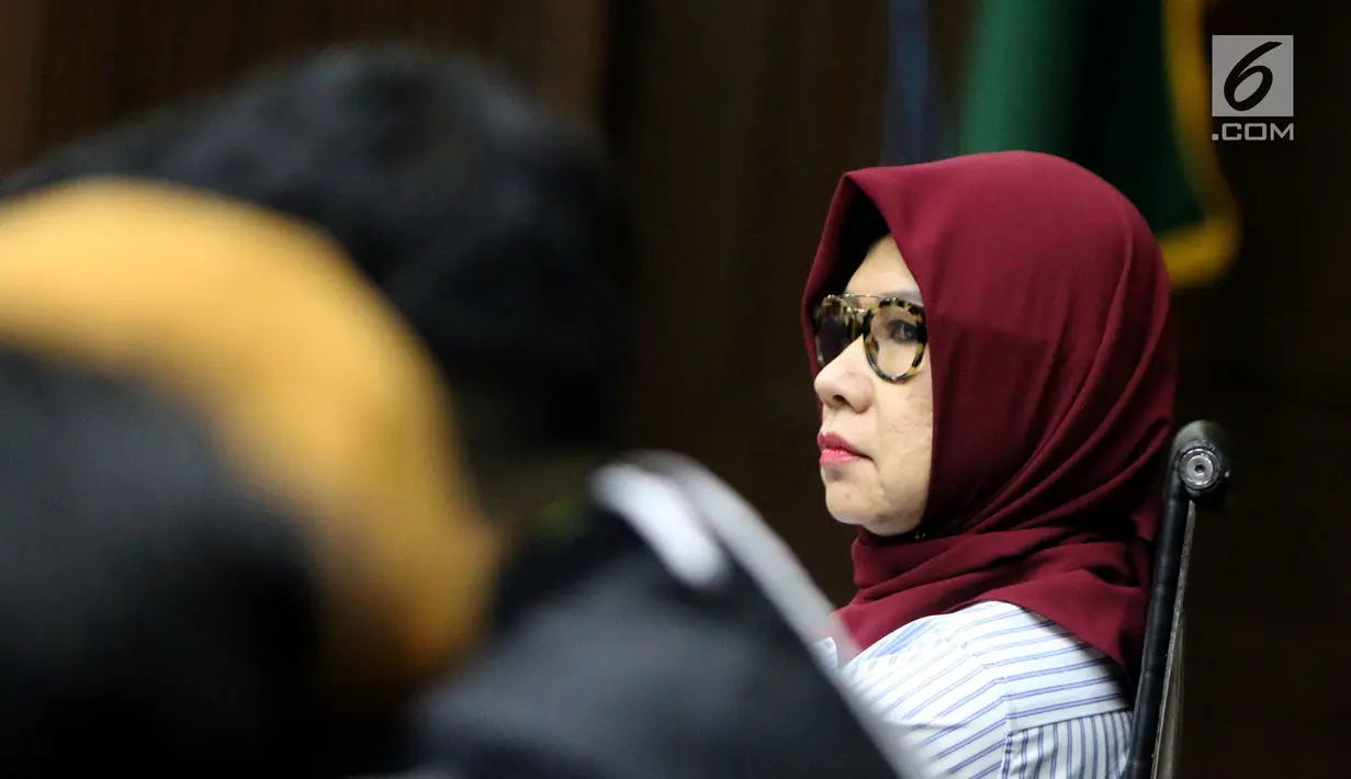 Mantan Dirut PT Pertamina (Persero), Karen Agustiawan saat menjalani sidang lanjutan pemeriksaan saksi-saksi di Pengadilan Tipikor, Jakarta, Kamis (2/5/2019). Sebelumnya, Karen didakwa terlibat dugaan korupsi investasi perusahaan di Blok BMG Australia tahun 2009. (Liputan6.com/Helmi Fithriansyah)