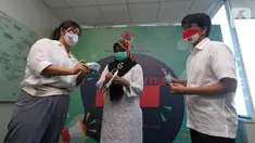 (ki-ka) Brand Manager Aice Group Sylvana Zhong, Direktur Kesiapsiagaan BNPB Eny Supartini dan Direktur Peringatan Dini BNPB Afrial Rosya berbincang pada donasi masker melalui BNPB di Jakarta, Rabu (16/9/2020). (Liputan6.com/HO/Agus)