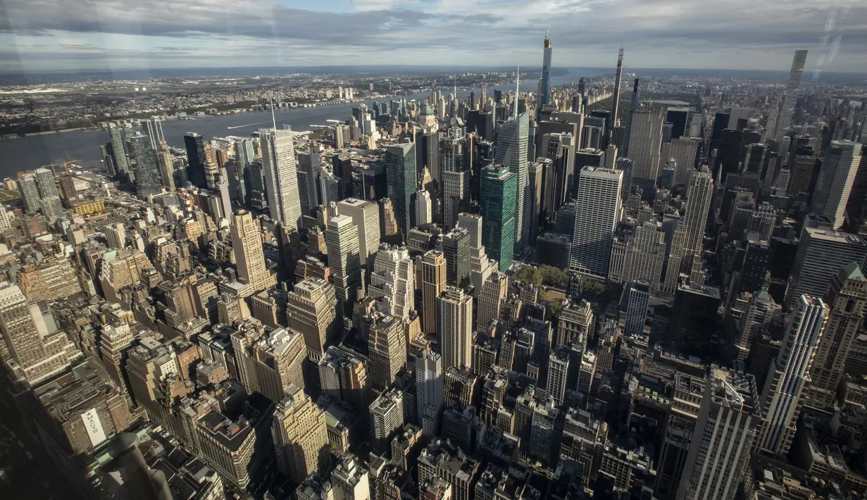 Suasana Kota Manhattan dari ruangan observatorium di lantai 102 Gedung Empire State yang baru direnovasi di New York (10/10/2019). Dari lantai 102, pengunjung akan melihat pemandangan 360 derajat Kota New York. (AFP Photo/Drew Angerer)