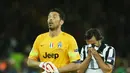 Ekspresi kecewa Gianluigi Buffon dan Andrea Pirlo (kanan) karena kekalahan Juventus dari Barcelona. (EPA/Ina Fassbender)