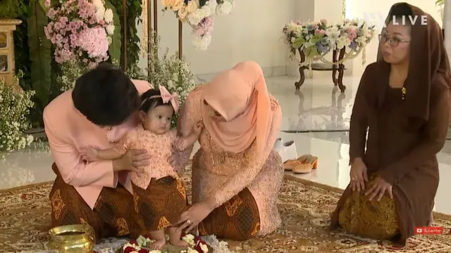 8 Momen Tedak Siten Ameena Anak Atta dan Aurel Hermansyah, Kental Adat Jawa