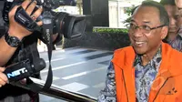 Jero Wacik menebarkan senyum saat tiba di Gedung KPK, Jakarta, Selasa (12/5/2015). Jero diperiksa kembali untuk kasus pemerasan saat ia menjabat sebagai Menteri ESDM. (Liputan6.com/Helmi Afandi) 