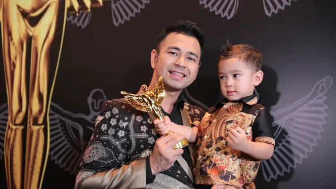 [Bintang] Usilnya Rafathar Saat Raffi Ahmad Main Piano