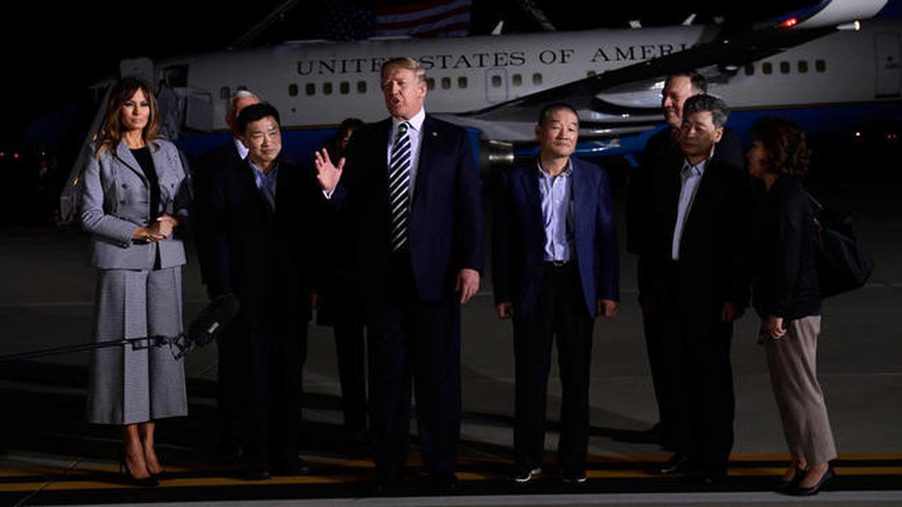 Presiden Donald Trump dan Ibu Negara Melania Trump menyambut kepulang tiga warga AS yang ditahan selama setahun oleh Korea Utara (AP/Susah Walsh)