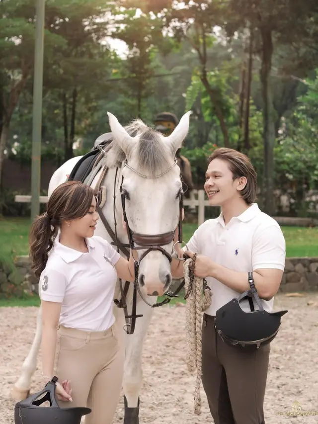 Pemotretan Terbaru Jordi Onsu dan Frislly Herlind, Sambil Berkuda Santai. (Sumber: Instagram/fdphotography90)