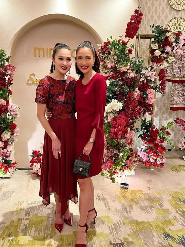 Adu Gaya Artis Kenakan Baju Merah Koleksi Busana Sandra Dewi. [@sandradewi88]