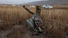 Reruntuhan terlihat di lokasi kecelakaan pesawat angkut militer Turki C-130 di kawasan Sighnaghi di perbatasan Georgia-Azerbaijan, Rabu 12 November 2025. Pesawat kargo militer berjenis C-130 Hercules milik Angkatan Bersenjata Turki jatuh di wilayah Georgia, Selasa (11/11/2025). (Giorgi ARJEVANIDZE/AFP)