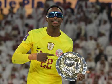 Kiper Qatar, Meshaal Barsham mengenakan kacamata saat dianugerahi pengharagaan penjaga gawang terbaik Piala Asia 2023 di Lusail Stadium, Doha, Qatar, Sabtu (10/02/2024). (AFP/Giuseppe Cacace)