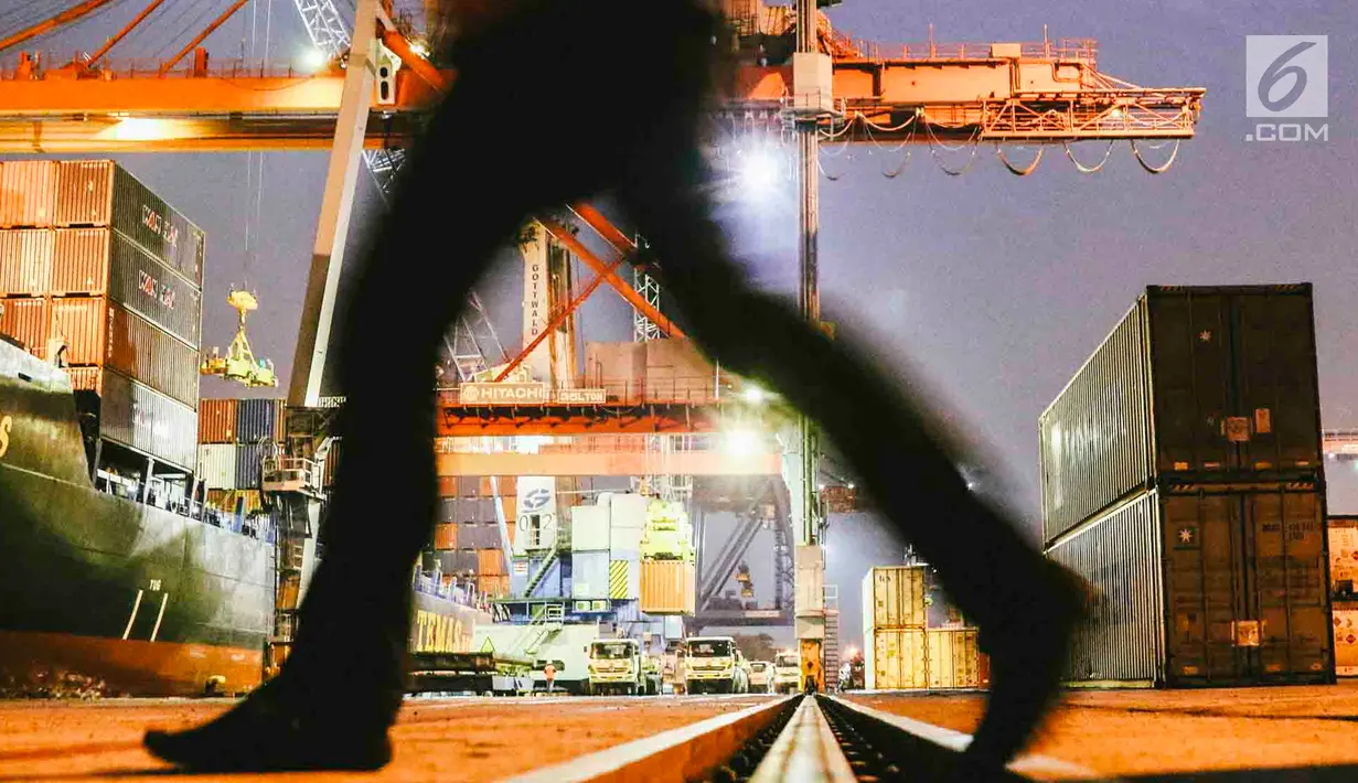 Aktivitas bongkar muat peti kemas di Pelabuhan Tanjung Priok, Jakarta, Rabu (31/10). Dengan adanya fasilitas PSF, pihak pelabuhan tidak khawatir lagi saat penagihan dana untuk biaya sandar. (Liputan6.com/Immanuel Antonius)