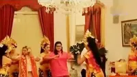 Sukacita kahiyang ayu temani putri Mike Pence menari Bali. (Liputan 6 SCTV)
