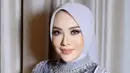 <p>Penampilan Elma Theana sontak menuai pujian. Tidak sedikit yang memuji artis 50 tahun itu yang terlihat cantik awet muda, meski usianya tidak muda lagi. [@elmatheana].</p>