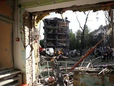 Sebuah foto diambil untuk menunjukkan kerusakan pada bangunan apartemen dari dalam ruang taman kanak-kanak yang hancur akibat serangan rudal di Kyiv, pada 8 Juli 2024. (Anatolii STEPANOV/AFP)