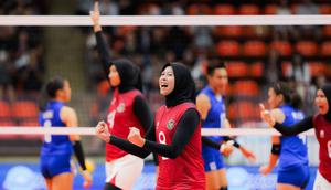 Pemain tim voli putri Indonesia, Megawati Hangestri Pertiwi (tengah) merayakan raihan poin saat bertanding di final voli putri SEA Games 2025 di Indoor Stadium Huamark, Bangkok, Thailand, pada Senin (15/12/2025). Timnas voli putri Indonesia berhasil meraih medali perunggu SEA Games 2025 usai terlibat pertarungan ketat empat set dengan Filipina. (Bola.com/Bagaskara Lazuardi)