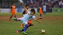 Pemain Rusun Daan Mogot (biru) berebut bola dengan pemain Rusun Pulo Gebang pada laga final Rusun Cup 2015 di Stadion Soemantri Brojonegoro, Jakarta, Minggu (8/11/2015). ( Bola.com/Nicklas Hanoatubun)