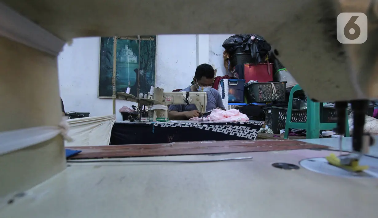 Pekerja menyelesaikan jahitan mukena di Pinang, Kota Tangerang, Banten, Kamis (22/4/2021). Di bulan Ramadhan, produksi mukena di tempat tersebut meningkat 50 persen, dari 350 buah menjadi 700 buah per minggu dan dijual dengan harga Rp250 ribu hingga Rp500 ribu. (Liputan6.com/Angga Yuniar)