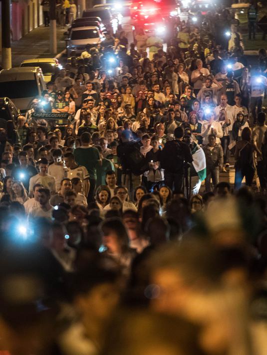 Ribuan warga dan fans Chapecoense memadati jalanan kota saat memperingati satu tahun kecelakaan pesawat Lamia 2933 di Arena Conda stadium, Chapeco, Santa Catarina, Brasil, (28/11/2017). Sekitar 19 pemain Chapecoense meninggal. (AFP/Nelson Meida)