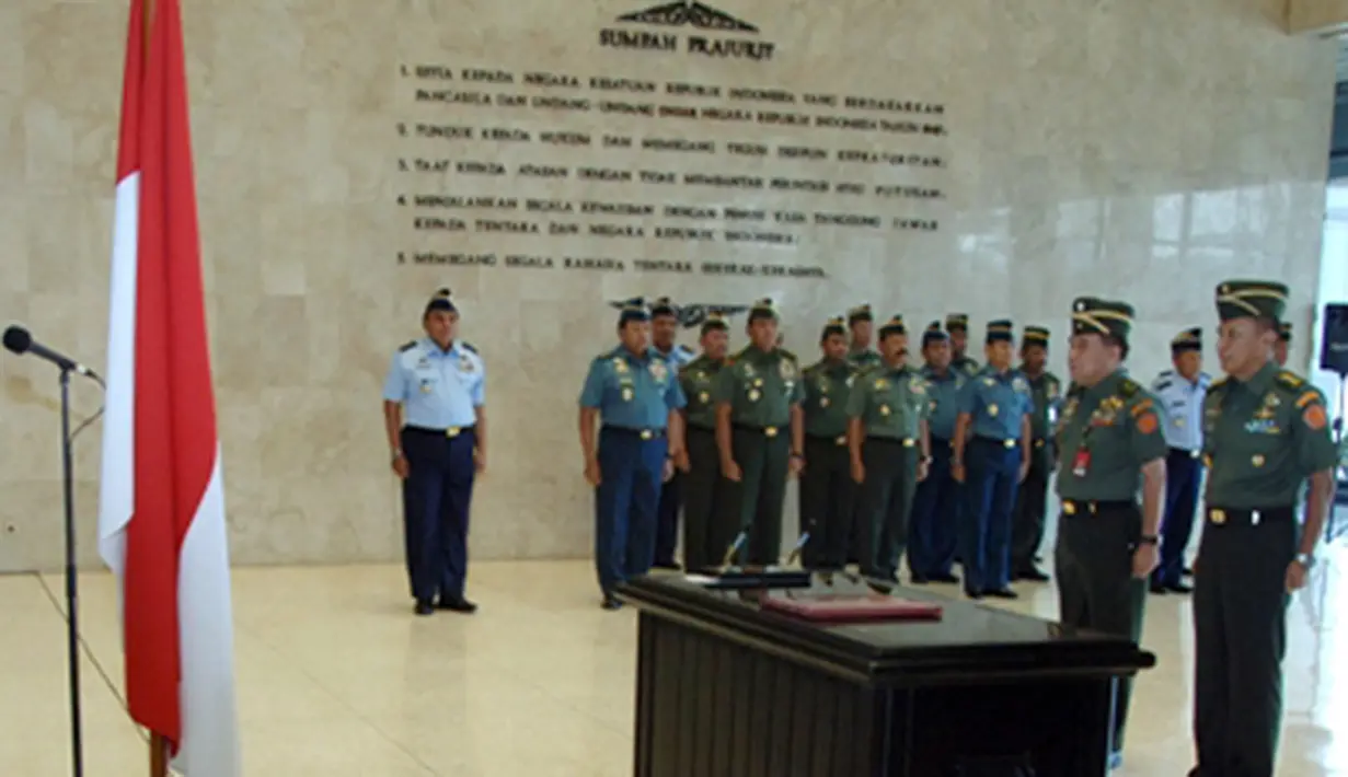 Citizen6, Jakarta: Panglima TNI Laksamana TNI Agus Suhartono menerima laporan Sertijab Kapusjianstra TNI dari pejabat lama kepada pejabat baru di Ruang Hening Mabes TNI Cilangkap Jakarta, Senin (25/6). (Pengirim: Badarudin Bakri).