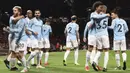 Pemain Manchester City merayakan gol yang dicetak oleh Bernardo Silva ke gawang Manchester United pada laga Premier League di Stadion Old Trafford, Rabu, (24/4). Manchester United takluk 0-2 dari Manchester City. (AP/Jon Super)