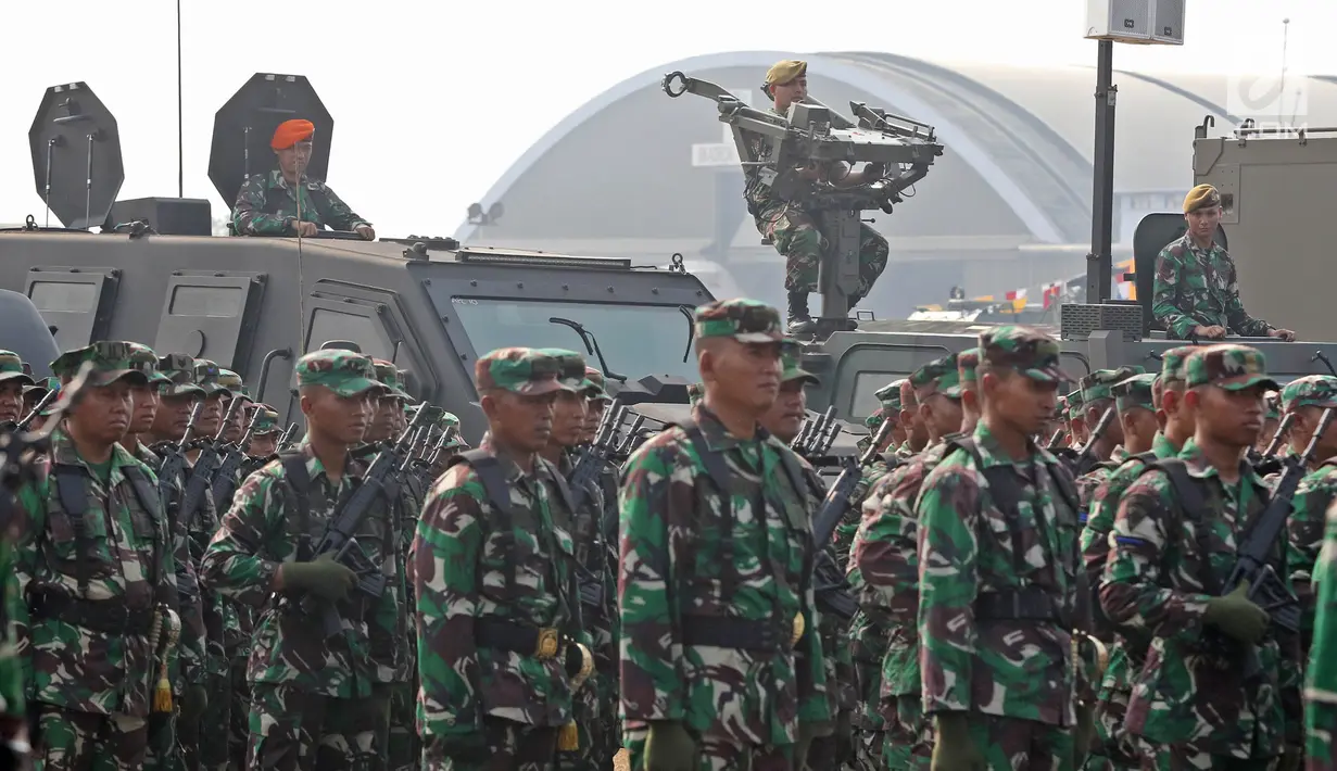 Kendaraan TNI dihadirkan dalam apel kesiapan pasukan pengamanan pelantikan presiden dan wakil presiden terpilih 2019-2024 di Lanud Halim Perdanakusuma, Jakarta, Senin (30/9/2019). Apel diikuti TNI AD, TNI AL, dan TNI AU. (Liputan6.com/Herman Zakharia)
