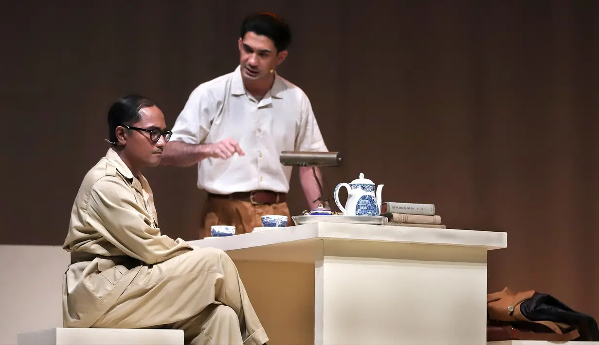 Reza Rahadian dan Julie Estelle dalam pementasan Mereka yang Menunggu di Banda Naira (dok.Bakti Budaya Djarum Foundation)