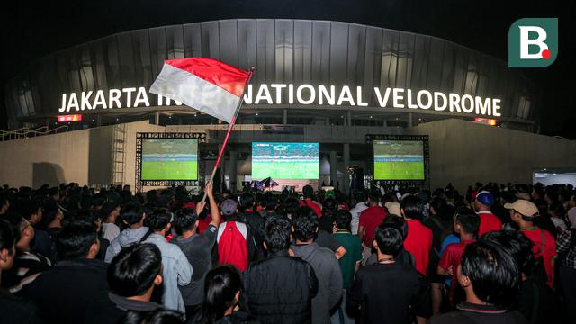 Foto: Ada Kuku Bima, Ribuan Suporter Tak Gentar Hujan saat Meriahkan Nonton Bersama Timnas Indonesia Vs Filipina dalam MALAMNYA BOLA 2024