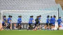 Para pemain Jepang melakukan pemanasan saat mengikuti sesi latihan di Stadium Australia di Sydney (23/3/2022). Jepang akan bertanding melawan Australia pada kualifikasi Grup B Piala Dunia Qatar 2022 zona Asia pada Kamis (24/3/2022) di Stadion Australia. (AFP/Saeed Khan)
