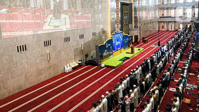 FOTO: Sholat Jumat Terakhir Ramadhan 1443 H di Masjid Istiqlal