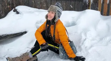 Mantan kekasih Verrel Bramastya ini tengah menikmati liburannya di Swiss. Tak lupa, wanita 20 tahun ini berkunjung di pegunungan Mont Blanc. Berjaket kuning dengan topi hangat, Natasha Wilona menikmati dinginnya salju. (Liputan6.com/IG/natashawilona12)