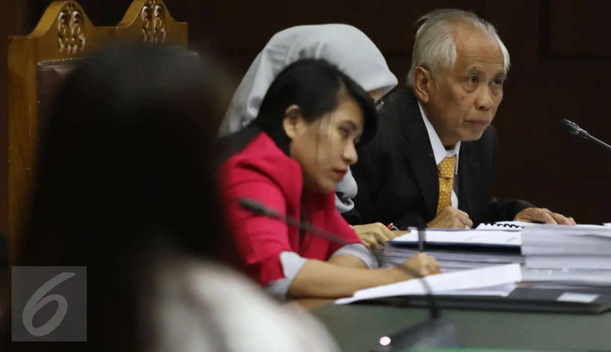 Terpidana suap hakim Pengadilan Tata Usaha Negara Medan Otto Cornelis Kaligis (kiri) saat sidang Peninjauan Kembali (PK) di Pengadilan Negeri Jakarta Pusat, Jakarta, Senin (13/3). (Liputan6.com/Helmi Afandi)