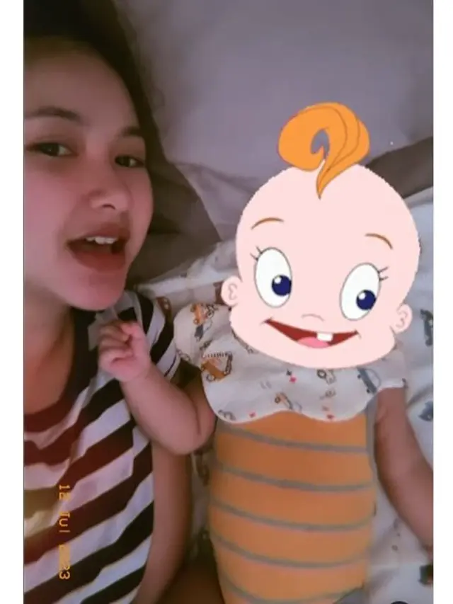 6 Potret Adinda Azani Momong Anak, Pasang Spinner di Dahi Agar Tak Rewel