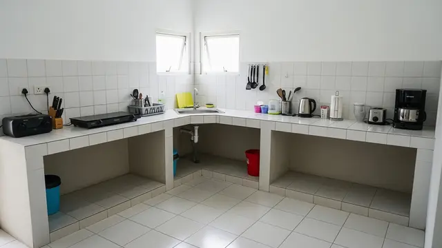 Inspirasi Dapur dengan Bak Cuci Piring Sudut yang Hemat Ruang dan Tidak Becek Model dengan Sudut Meja Memanjang