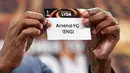 Mantan pesepak bola Prancis, Eric Abidal, menunjukan nama Arsenal saat undian semifinal Liga Europa di Nyon, Swiss, Jumat (13/4/2018). Arsenal akan melawan Atletico Madrid, Marseille melawan Salzburg. (AFP/Fabrice Coffrini)