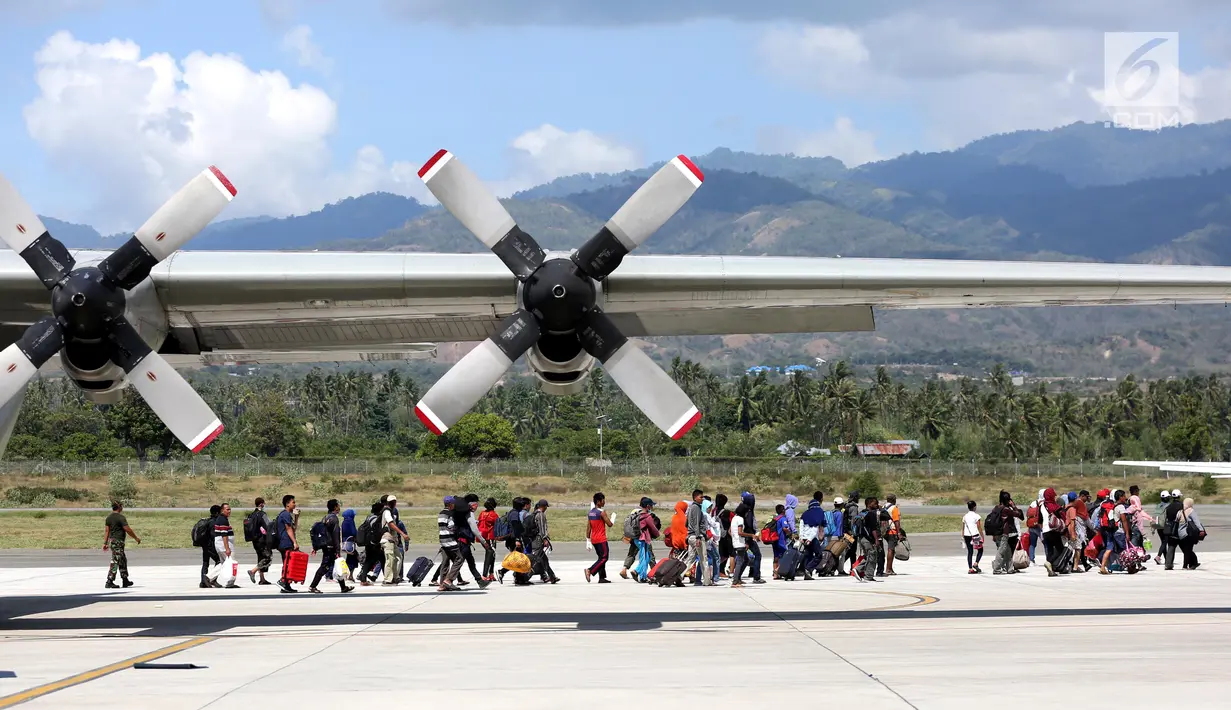 Warga Palu bersiap masuk ke pesawat Hercules TNI AU tujuan Makasar-Malang di Bandara Mutiara Sis Al-Jufri Palu, Sabtu (6/10). Pesawat Hercules yang membawa warga Palu terbang tiga kali dalam sehari. (Liputan6.com/Fery Pradolo)