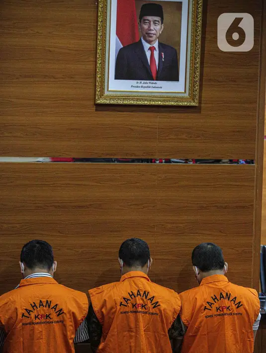 Beberapa tersangka dihadikran usai menjalani pemeriksaan di Gedung KPK, Jakarta, Kamis (6/1/2022). Sebanyak 9 tersangka dihadirkan termasuk Wali Kota Bekasi, Rahmat Effendi usai Operasi Tangkap Tangan (OTT). (Liputan6.com/Faizal Fanani)