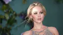 Aktris cantik Jennifer Lawrence berpose untuk fotografer setibanya menghadiri premier film terbarunya, Mother!, di London, Rabu (6/9). J-Law menata updo rambutnya dan menyematkan sedikit perhiasan untuk menambah kesan glamour (Vianney Le Caer/Invision/AP)