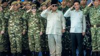Ketua DPR RI Puan Maharani bersama Presiden Prabowo Subianto dan Wakil Presiden Gibran Rakabuming Raka menghadiri Upacara Gelar Pasukan Operasional dan Kehormatan Militer. (Liputan6.com/Nayla Shabrina)