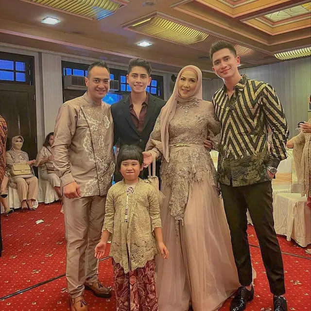 Verrell Bramasta pakai batik di acara lamaran Venna Melinda dan Ferry Irawan (Foto: Instagram/@athallanaufal7)