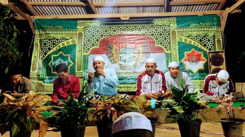 Salah satu rombongan Jamaah maulid Simtudduror dan rutinan shalawat Nariyah di Lampung. Foto: (Liputan6.com/Ardi).