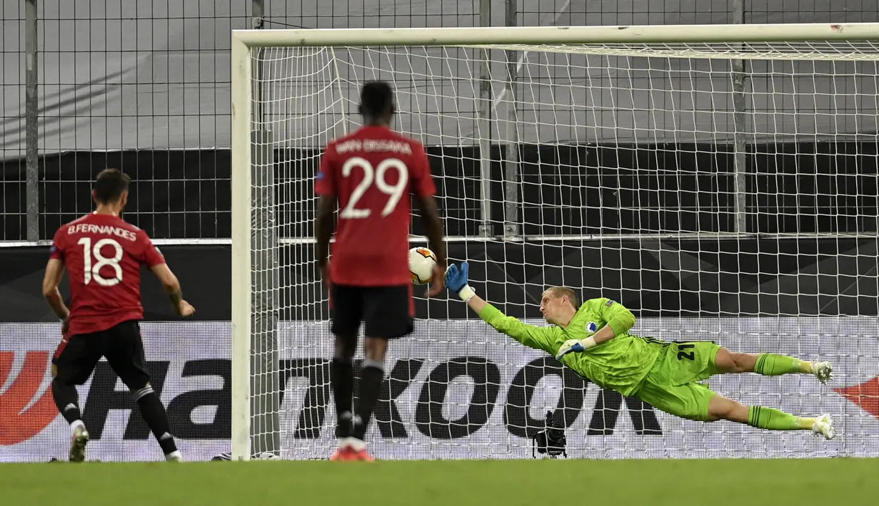 Pemain Manchester United Bruno Fernandes (kiri) mencetak gol lewat tendangan penalti ke gawang Copenhagen pada perempat final Liga Europa di Cologne, Jerman, Senin (10/8/2020). Manchester United menang 1-0. Manchester United menang 1-0. (Sascha Steinbach/Pool via AP)