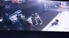 Perampokan terhadap pembeli nasi goreng di Depok, Jawa Barat terekam kamera pengawas atau cctv. Polisi masih mengejar pelaku yang diduga berjumlah lebih dari dua orang.