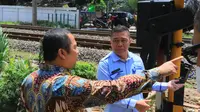 9 ribu warganya terdampak PDAM bocor, Wali Kota Tangerang&nbsp;Arief R. Wismansyah, langsung menelepon Direktur PDAM TKR, Sofyan Sapar untuk menanyakan mengapa proses perbaikan belum juga dilakukan sampai saat ini. (Foto:Liputan6/Pramita Tristiawati)