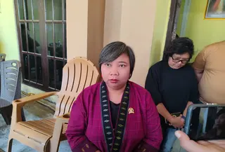 Ketua Komnas HAM RI, Anis Hidayah menyambangi rumah dokter icha. (Liputan6.com/Ola Keda)