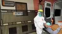 Rumah Sakit Hasan Sadikin (RSHS) Bandung menggelar simulasi penanganan pasien terduga infeksi virus Corona atau Covid-19. (Liputan6.com/Huyogo Simbolon)