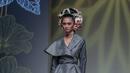 Model membawakan busana rancangan Denny Wirawan saat tampil di  IPMI Trend Show 2017, Jakarta, Jumat (11/11). Bertajuk "Wanderlust, Dancing in the Sun" Denny Wirawan menampilkan  24 busana. (Liputan6.com/Faizal Fanani)