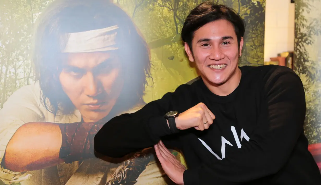 Film Wiro Sableng 212 diangkat dari novel karya Bastian Tito. Tokoh Wiro Sableng ini sudah sangat dikenal oleh masyarakat lantaran kesuksesan novel yang ditulis ayah Vino tersebut. (Adrian Putra/Bintang.com)