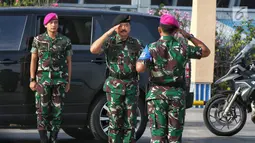 Panglima TNI Marsekal Hadi Tjahjanto meninjau latihan penanggulangan teror di Hotel Mercure, Ancol, Jakarta, Selasa (9/4). Latihan penanggulangan teror ini dilakukan untuk menguji kesiapsiagaan Satgultor TNI menghadapi kemungkinan ancaman terorisme yang akan terjadi. (Liputan6.com/Johan Tallo)