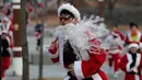 Seorang peserta yang mengenakan kostum Sinterklas mengikuti lomba lari maraton dalam acara Santa Run 2019 di Goyang, Korea Selatan, Sabtu (7/12/2019). Natal menjadi salah satu liburan terbesar yang dirayakan di Korea Selatan. (AP Photo/Lee Jin-man)