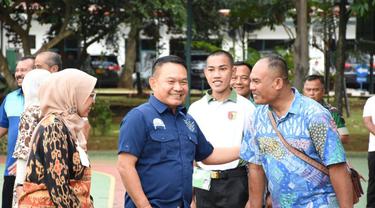 Kepala Staf Angkatan Darat (KASAD) Jendral Dudung Abdurachman memberikan perhatian kepada keluarga almarhum Sertu Eka dan istri yang tewas di Papua. (Dian Kurniawan/Liputan6.com)