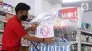 Karyawan menutup produk yang diboikot karena dinilai berafiliasi dengan Prancis dengan menggunakan pelastik dan bertada silang di sebuah minimarket di Tangerang, Banten, Kamis (5/11/2020). (Liputan6.com/Angga Yuniar)