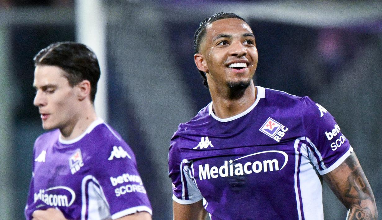 Upaya Fiorentina untuk mencetak gol itu akhirnya membuahkan hasil di menit ke-77. Berawal dari sepakan mendatar Gudmundsson yang berhasil ditepis Sommer, bola muntah jatuh ke kaki Cher Ndour dan sang gelandang melakukan tap-in dan berbuah gol. Skor kembali sama kuat 1-1. (AFP/Tiziana Fabi)